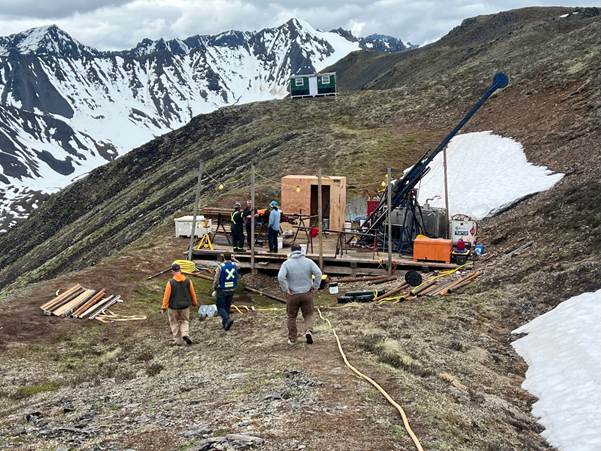 A group of people standing on a mountain
AI-generated content may be incorrect.